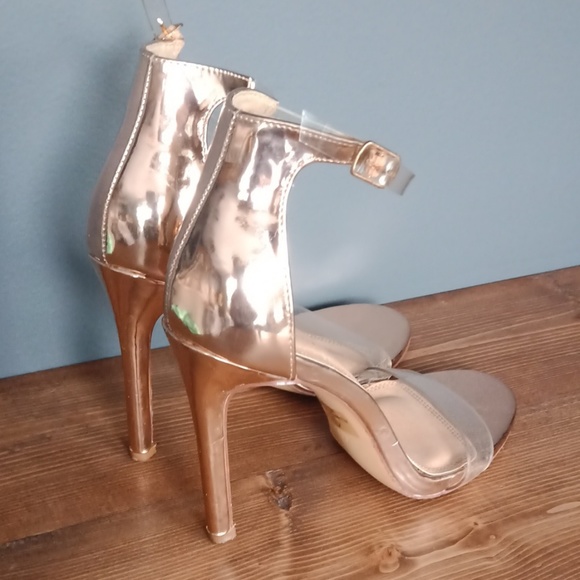 Sandals - Picture 2 of 8